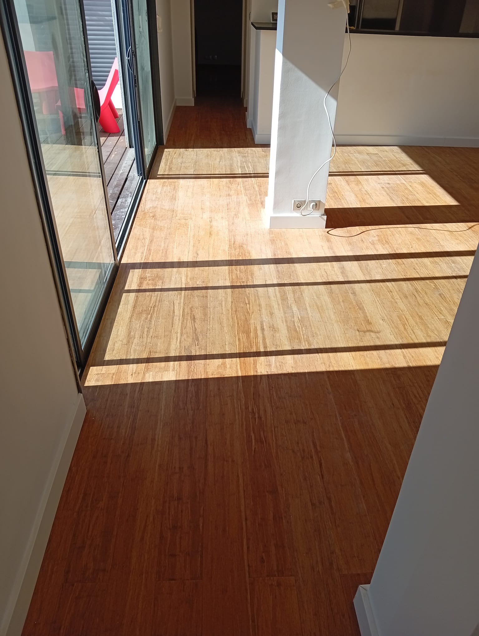 Séjour rénové et repeint avec parquet et grandes baies vitrées