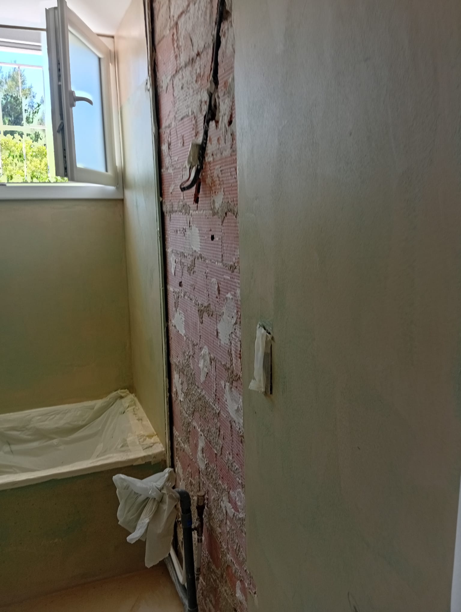 Salle de bain avant travaux : démolition et dépose de l'ancienne baignoire