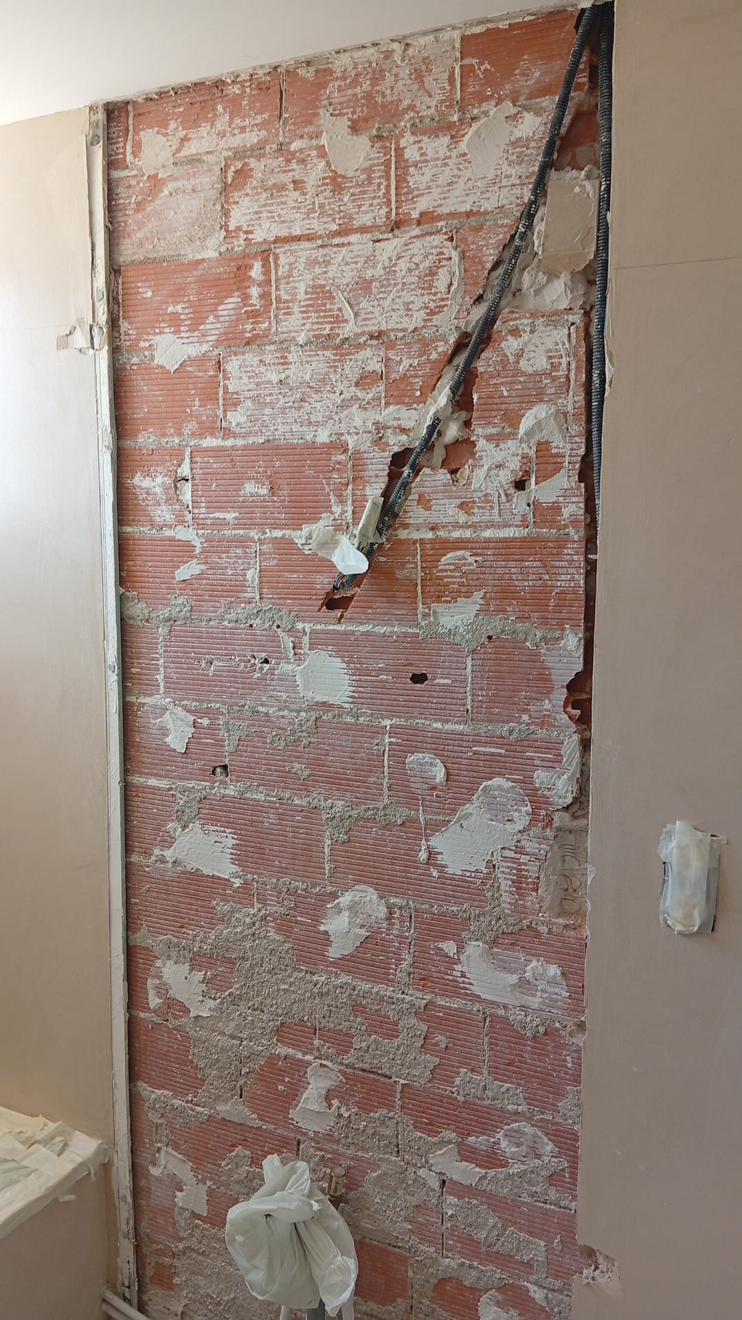 Démolition d'une cloison en briques sur un chantier de rénovation