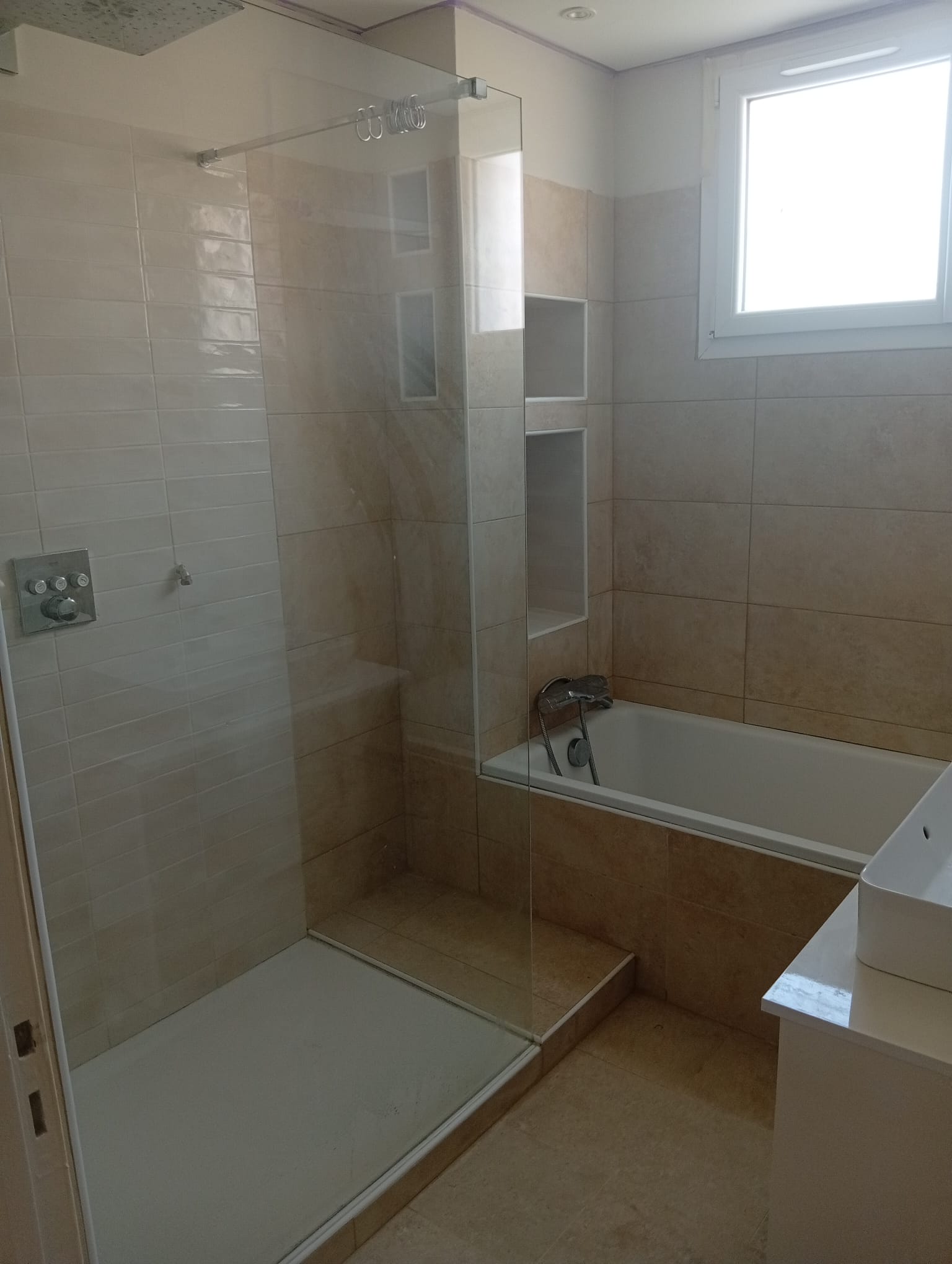 Salle de bain entièrement rénovée avec douche à l'italienne et baignoire